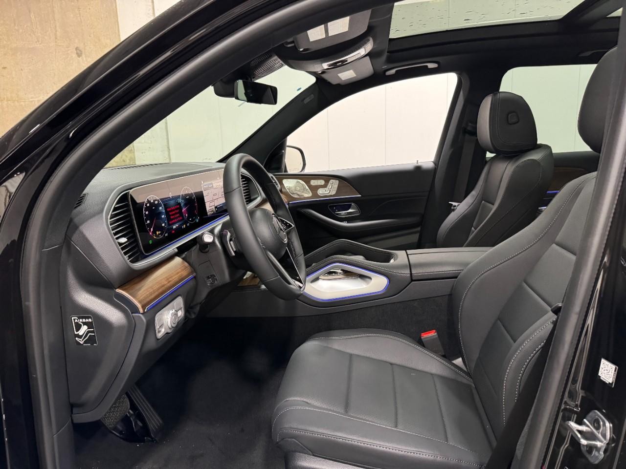 Mercedes-Benz GLE Vehicle Full-screen Gallery Image 29