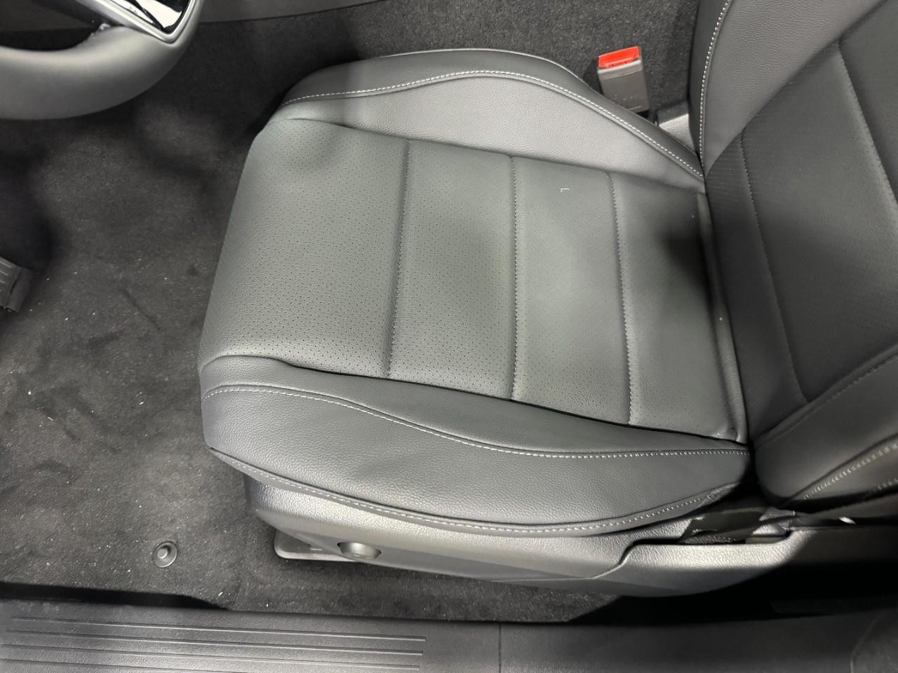 Mercedes-Benz GLE Vehicle Full-screen Gallery Image 30