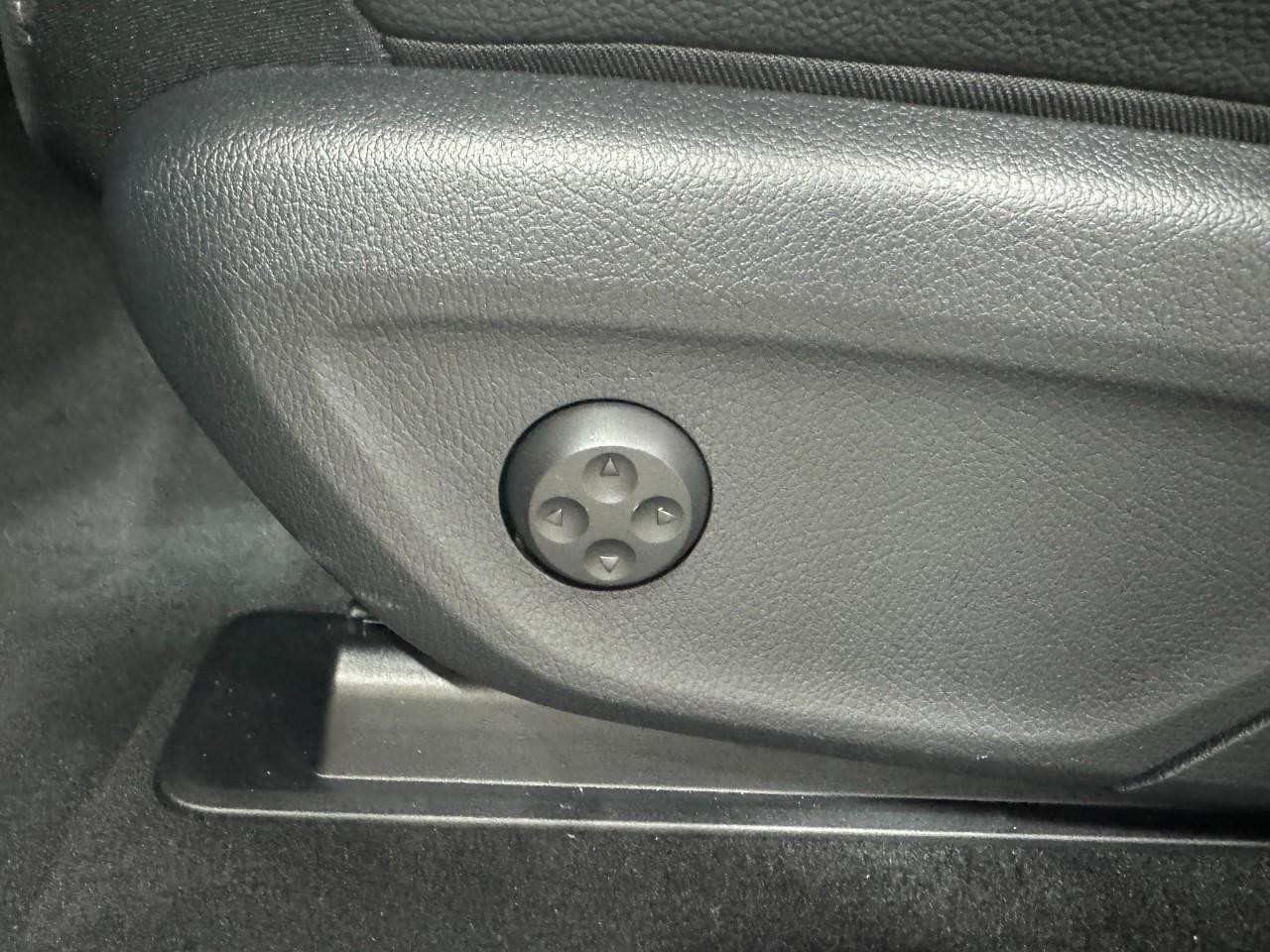 Mercedes-Benz GLE Vehicle Full-screen Gallery Image 31