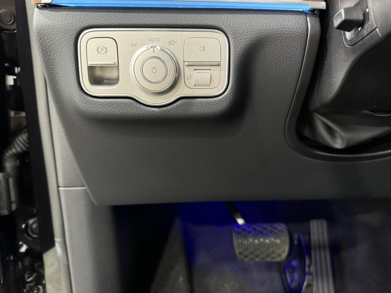 Mercedes-Benz GLE Vehicle Full-screen Gallery Image 32