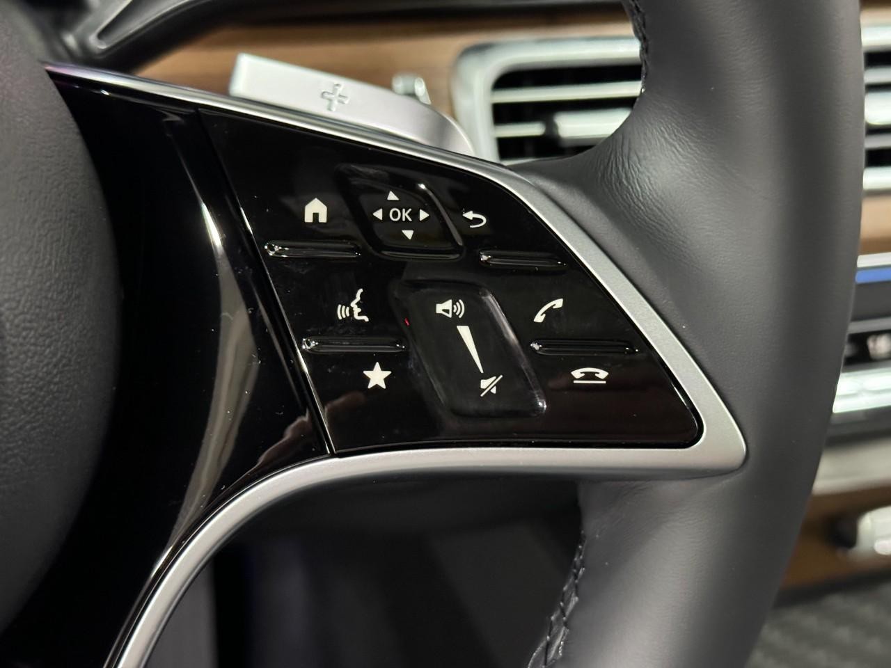 Mercedes-Benz GLE Vehicle Full-screen Gallery Image 34