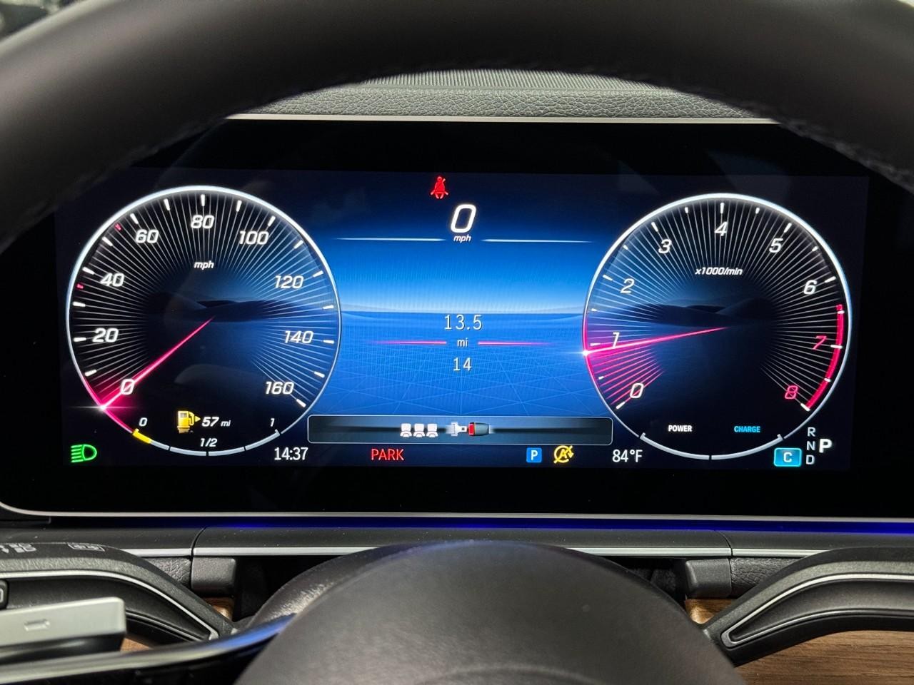 Mercedes-Benz GLE Vehicle Full-screen Gallery Image 35