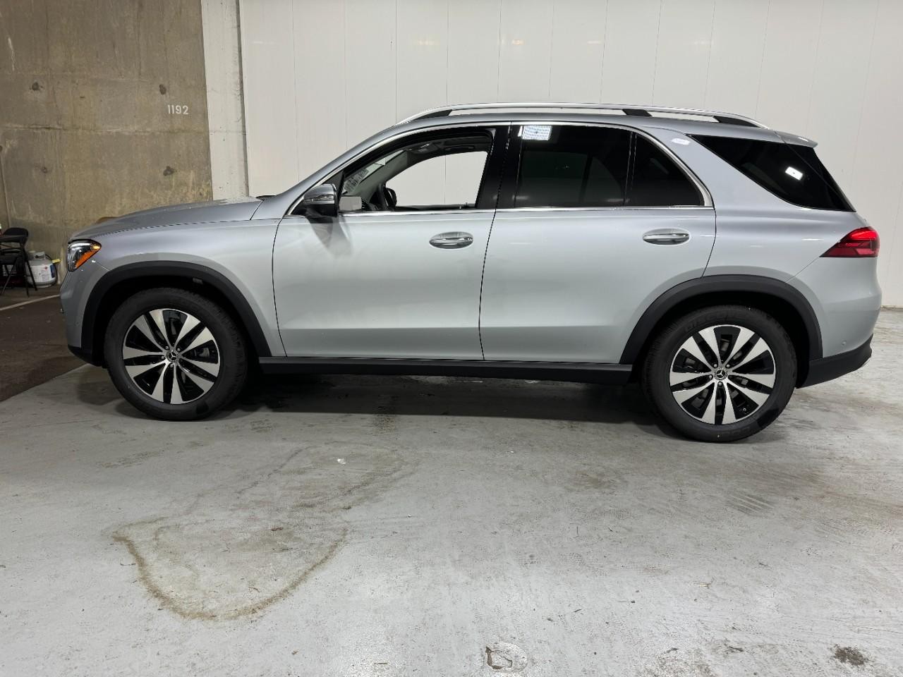 Mercedes-Benz GLE Vehicle Full-screen Gallery Image 2