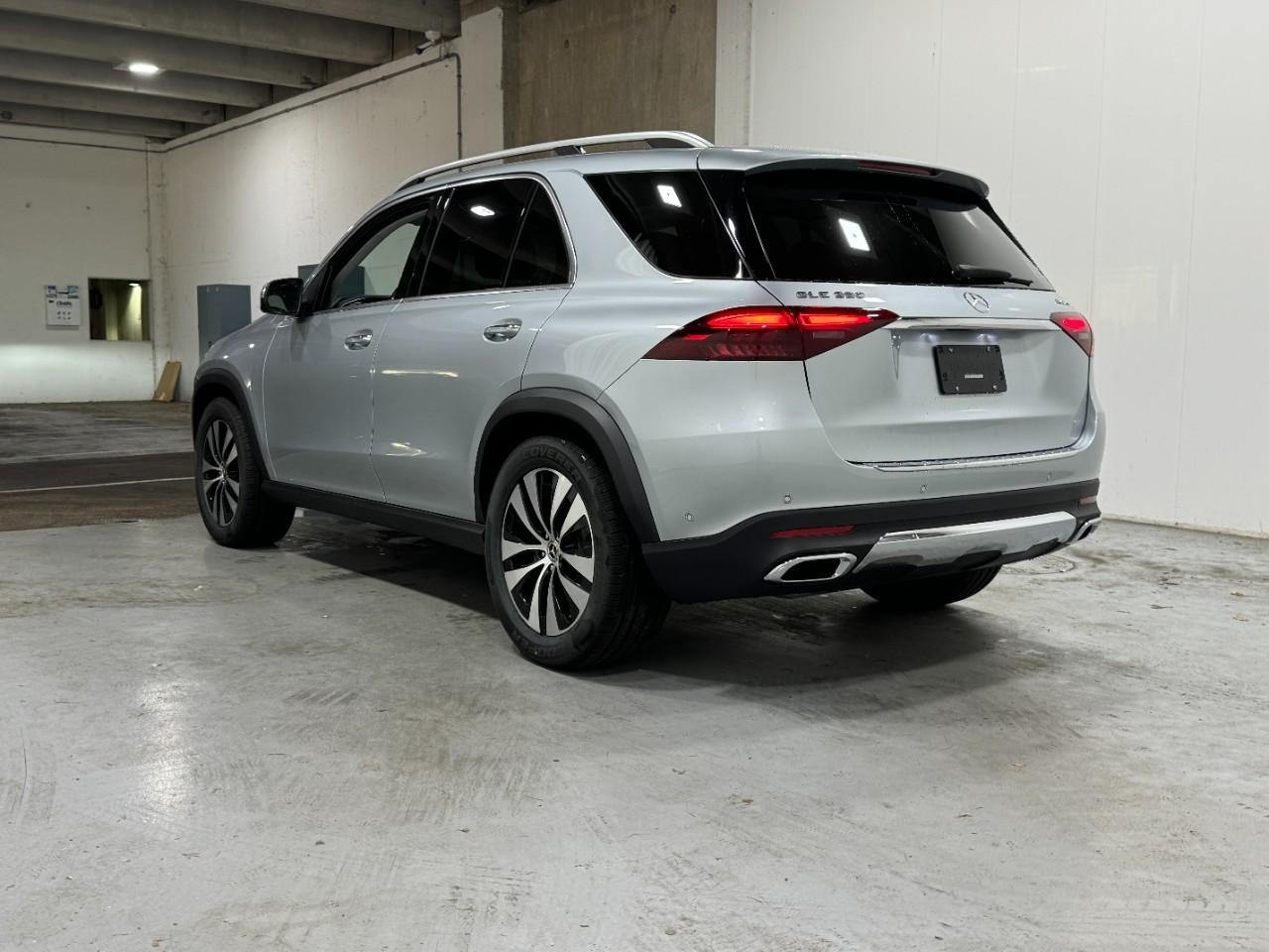 Mercedes-Benz GLE Vehicle Full-screen Gallery Image 3