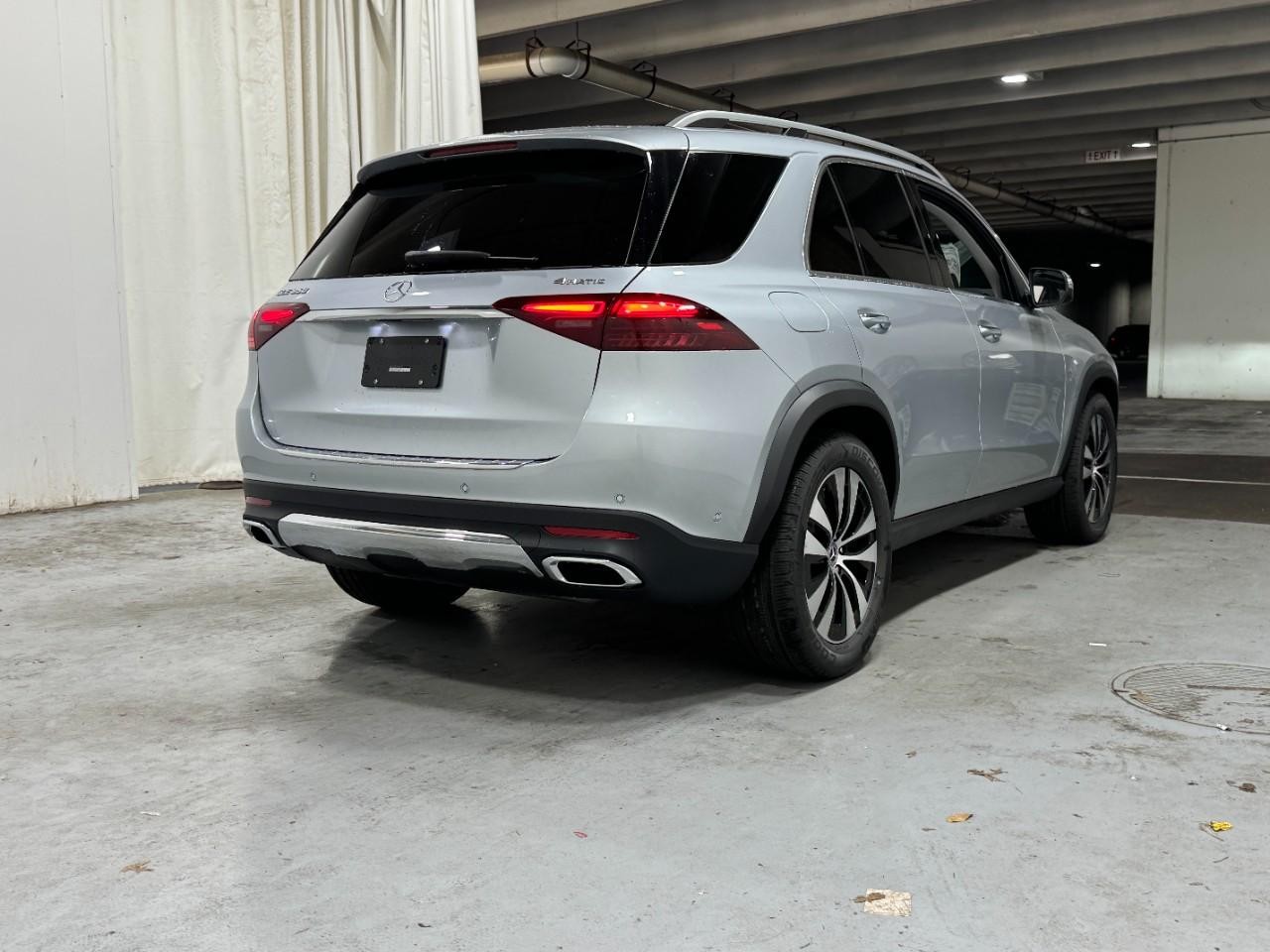 Mercedes-Benz GLE Vehicle Full-screen Gallery Image 4