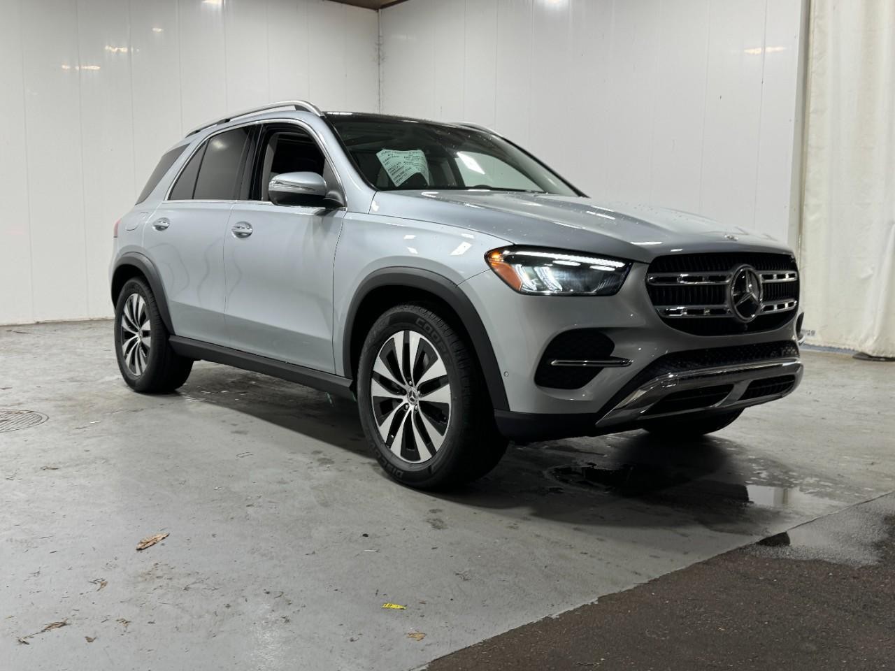 Mercedes-Benz GLE Vehicle Full-screen Gallery Image 6