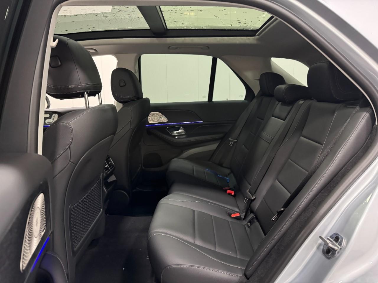 Mercedes-Benz GLE Vehicle Full-screen Gallery Image 8