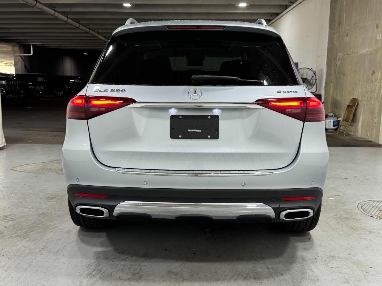 Mercedes-Benz GLE Vehicle Full-screen Gallery Image 9