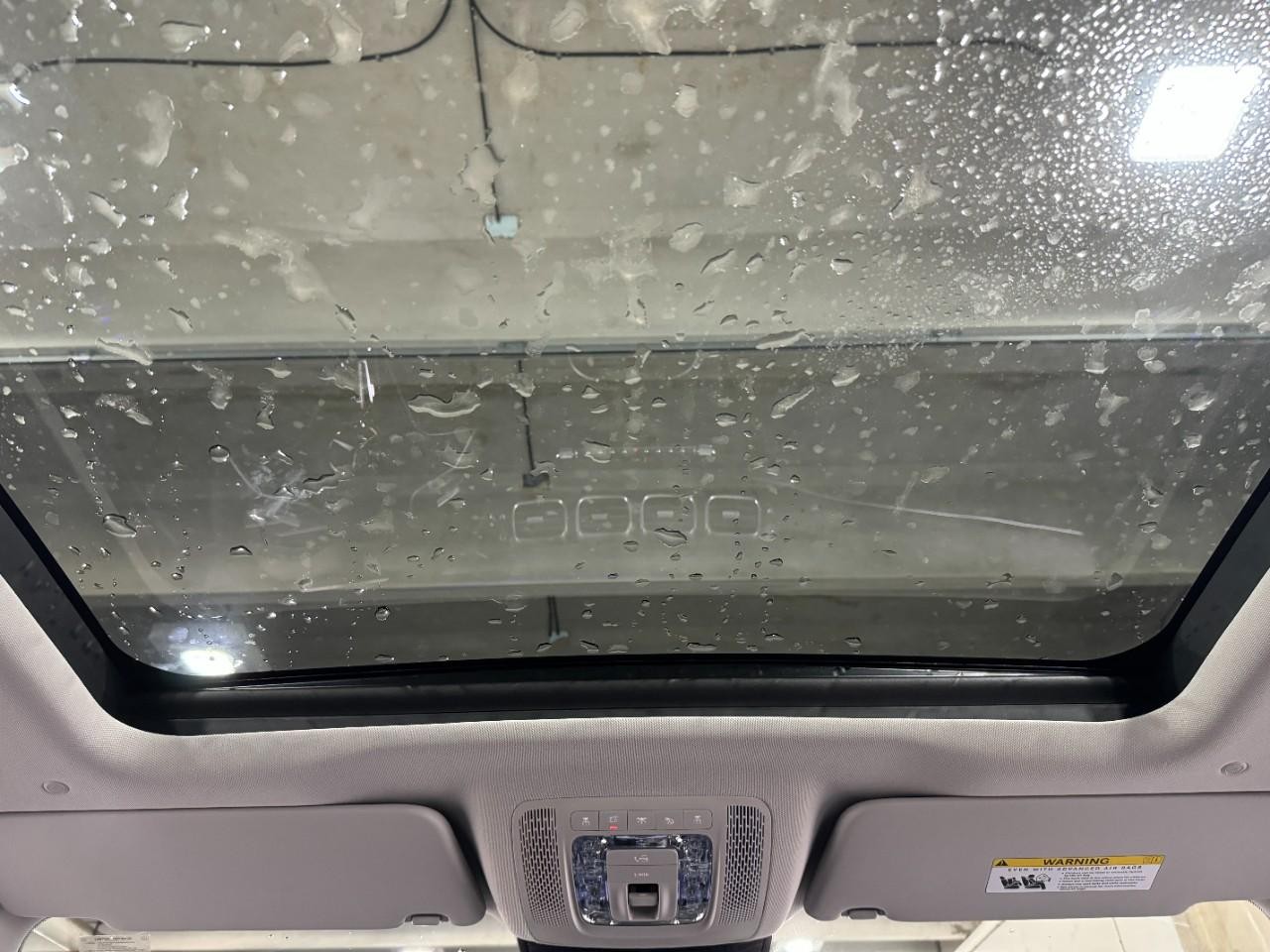 Mercedes-Benz GLE Vehicle Full-screen Gallery Image 11