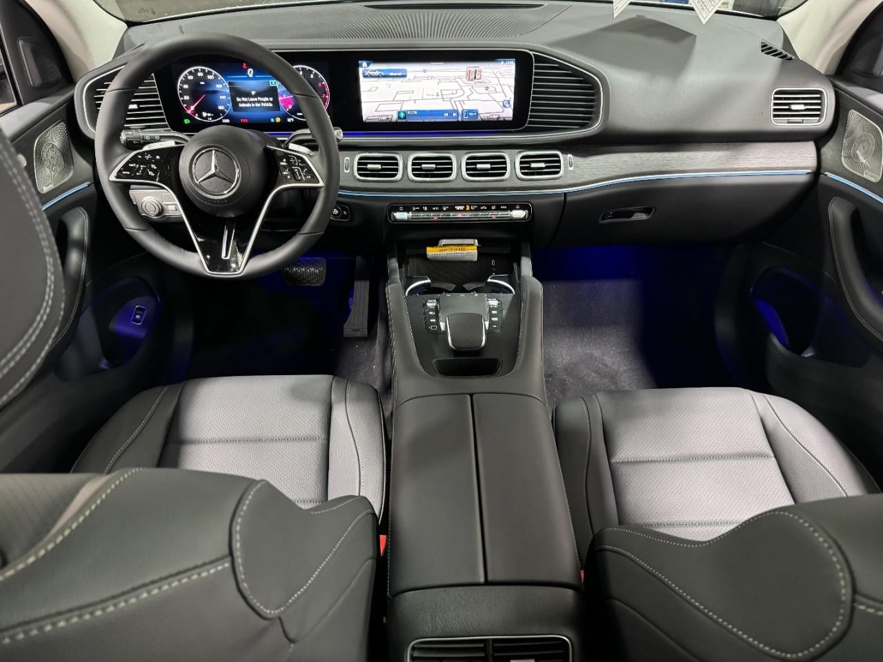 Mercedes-Benz GLE Vehicle Full-screen Gallery Image 12