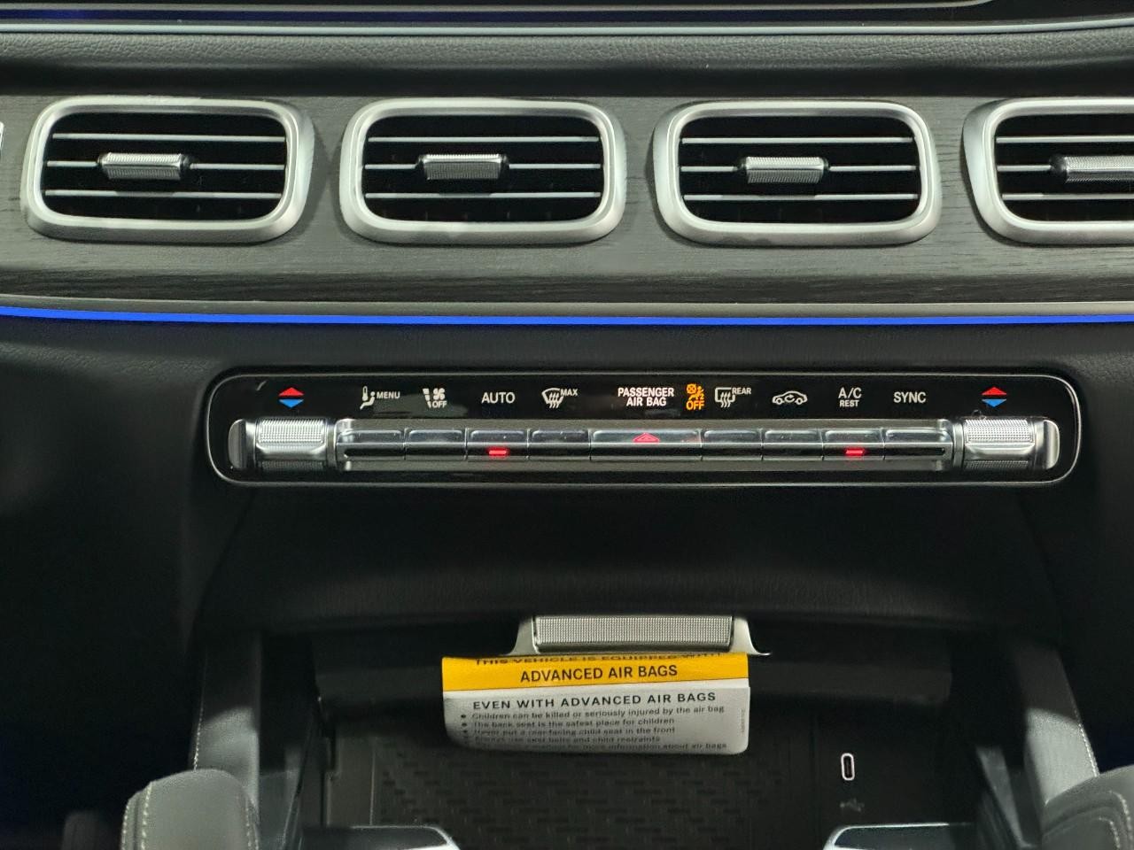 Mercedes-Benz GLE Vehicle Full-screen Gallery Image 15