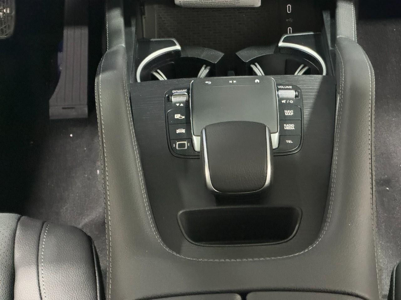 Mercedes-Benz GLE Vehicle Full-screen Gallery Image 16