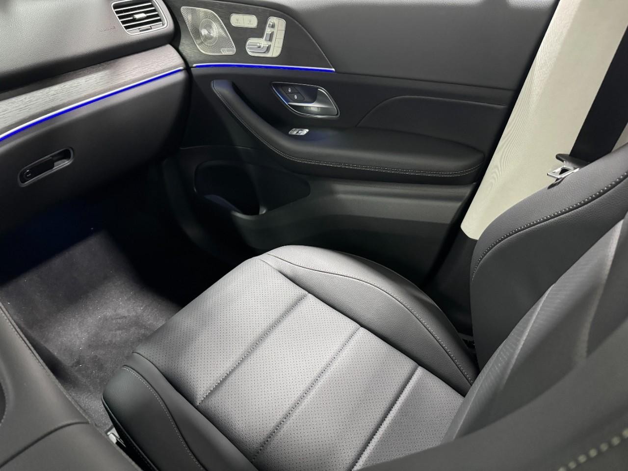 Mercedes-Benz GLE Vehicle Full-screen Gallery Image 17