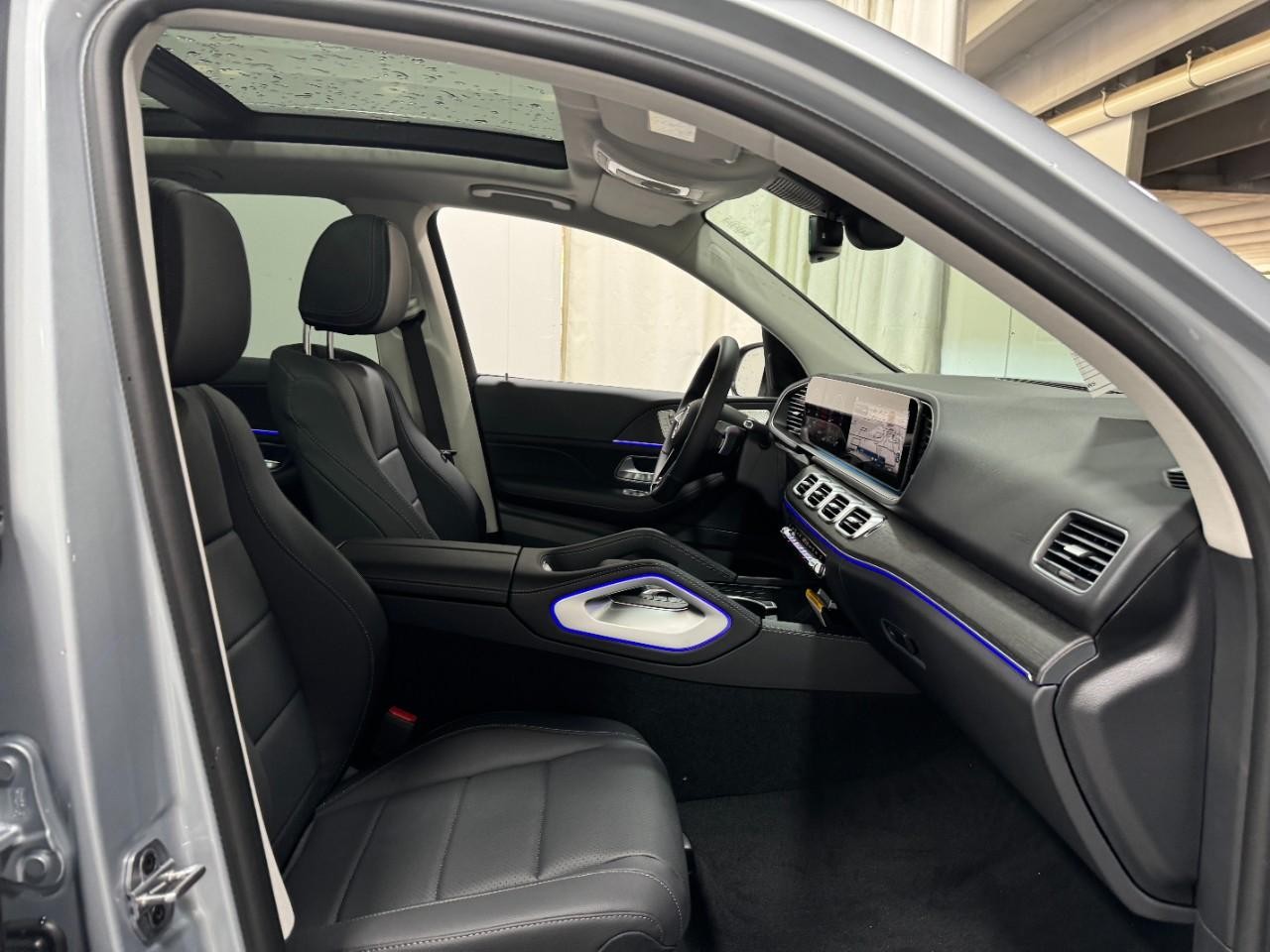 Mercedes-Benz GLE Vehicle Full-screen Gallery Image 18