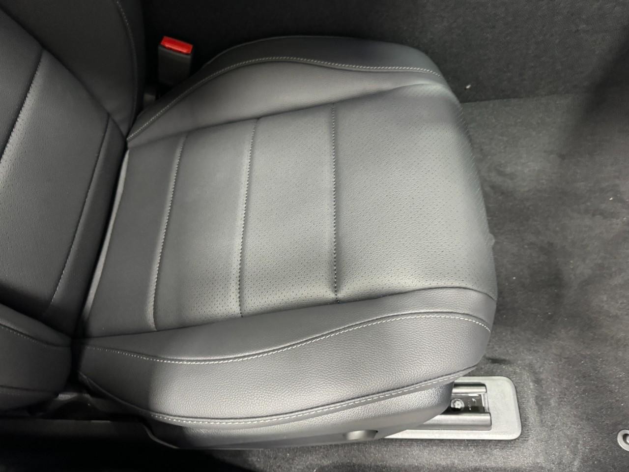 Mercedes-Benz GLE Vehicle Full-screen Gallery Image 19