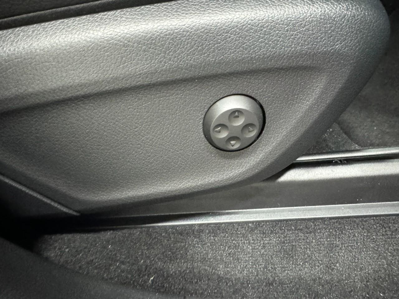 Mercedes-Benz GLE Vehicle Full-screen Gallery Image 20