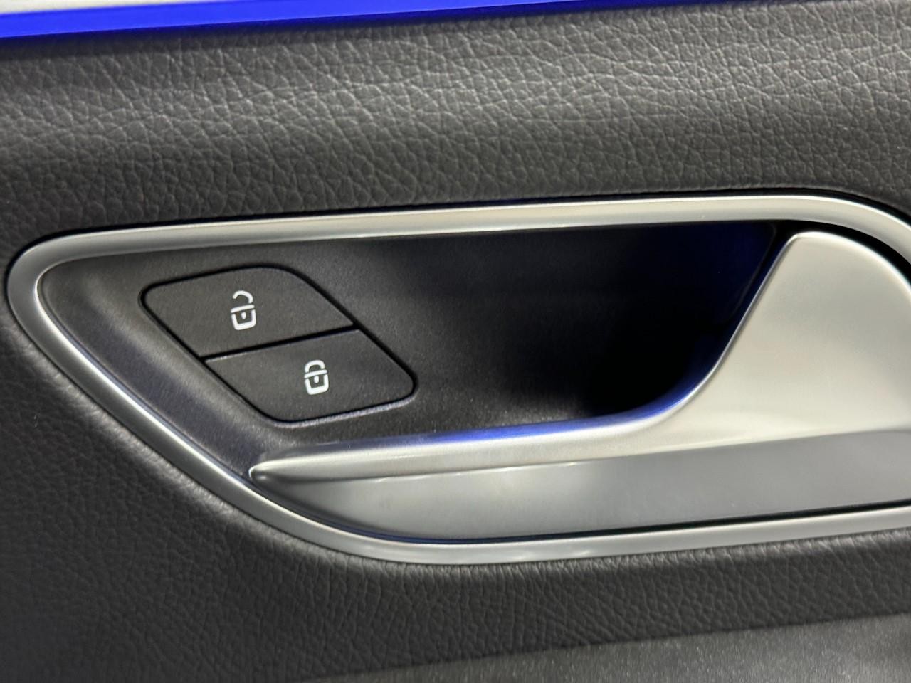 Mercedes-Benz GLE Vehicle Full-screen Gallery Image 22