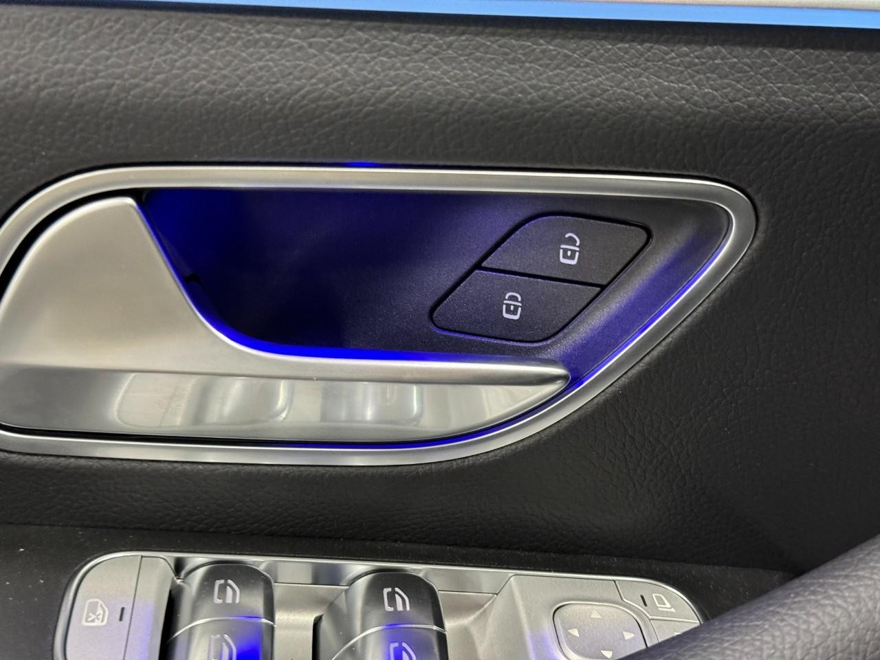 Mercedes-Benz GLE Vehicle Full-screen Gallery Image 26