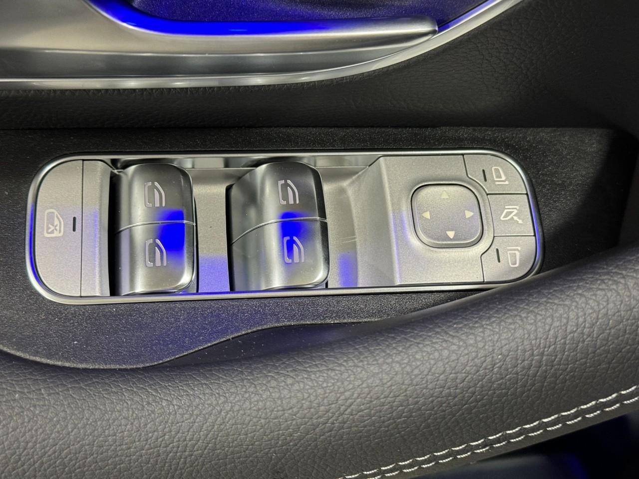 Mercedes-Benz GLE Vehicle Full-screen Gallery Image 27