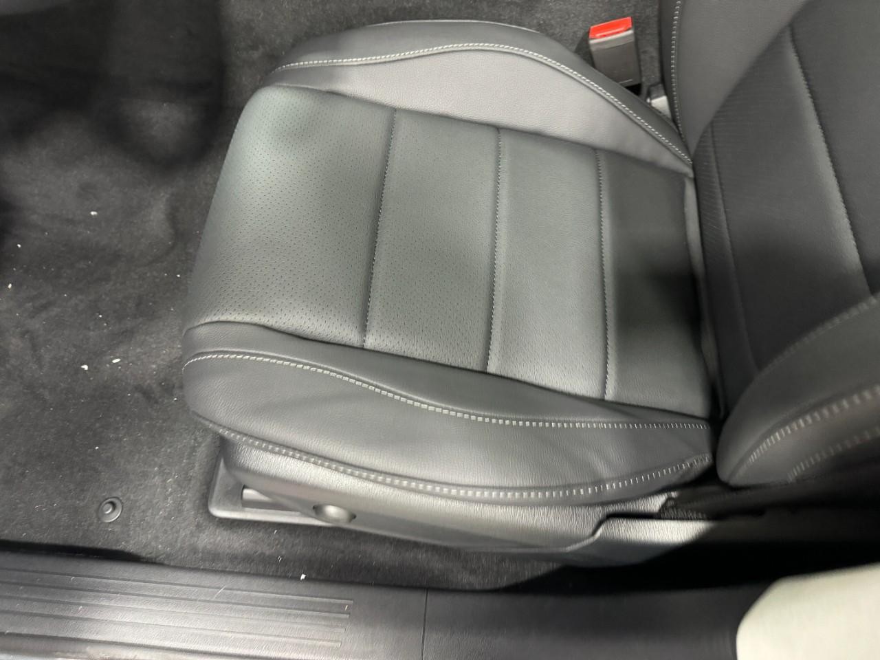 Mercedes-Benz GLE Vehicle Full-screen Gallery Image 30