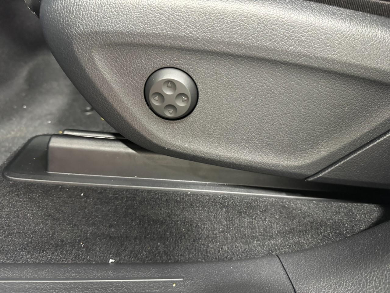 Mercedes-Benz GLE Vehicle Full-screen Gallery Image 31