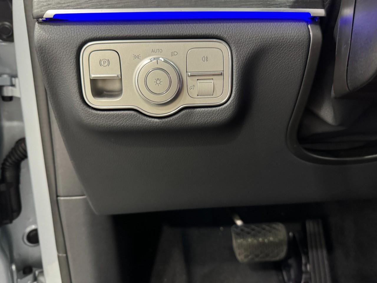 Mercedes-Benz GLE Vehicle Full-screen Gallery Image 32