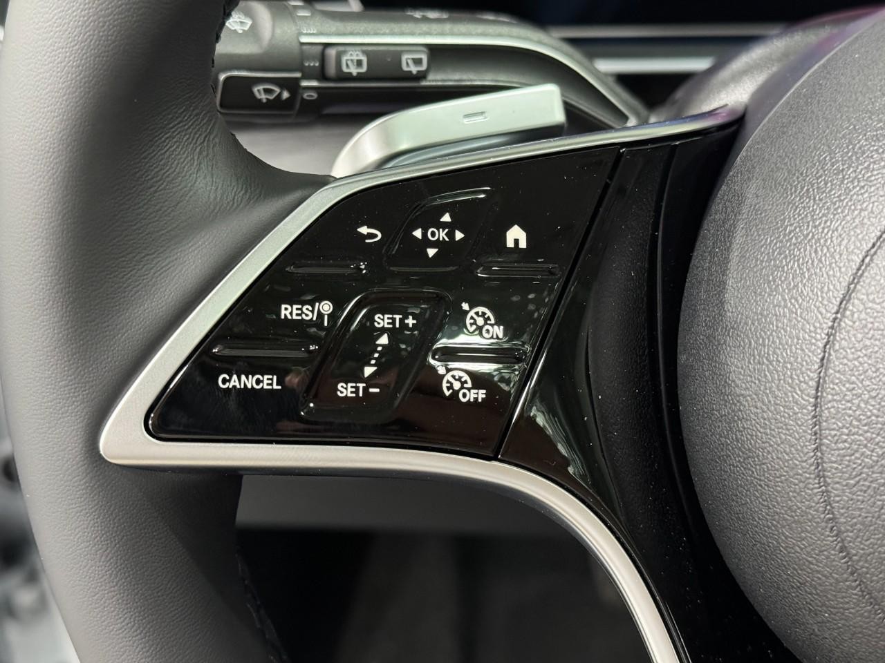 Mercedes-Benz GLE Vehicle Full-screen Gallery Image 33