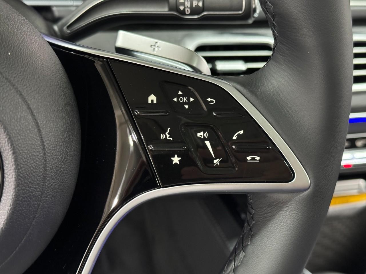 Mercedes-Benz GLE Vehicle Full-screen Gallery Image 34