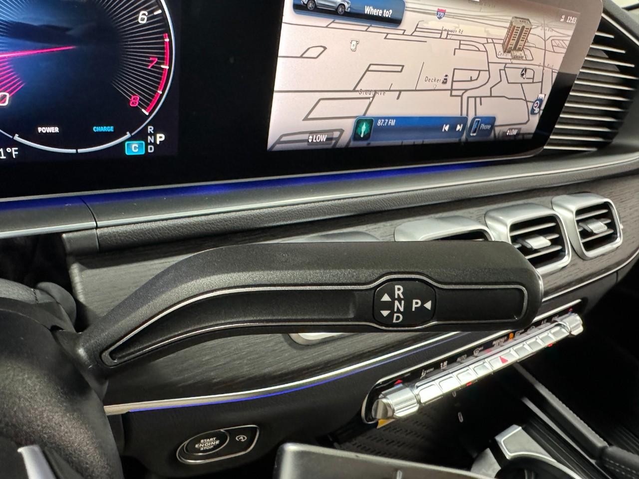 Mercedes-Benz GLE Vehicle Full-screen Gallery Image 36