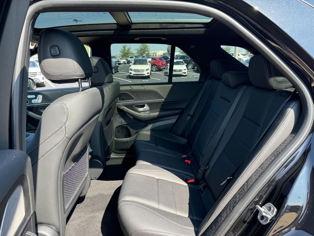 Mercedes-Benz GLE Vehicle Full-screen Gallery Image 8