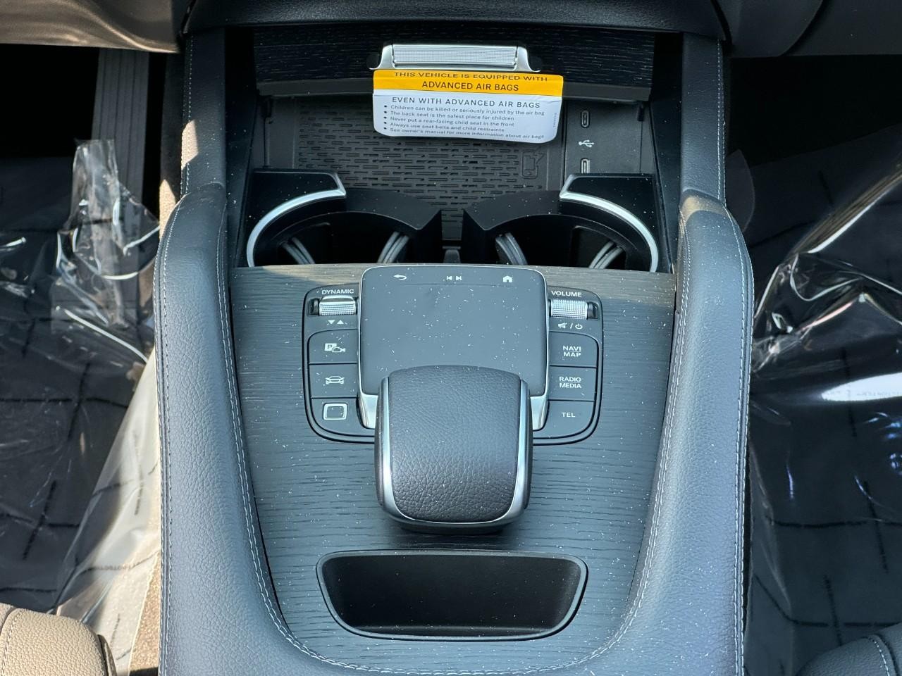 Mercedes-Benz GLE Vehicle Full-screen Gallery Image 16