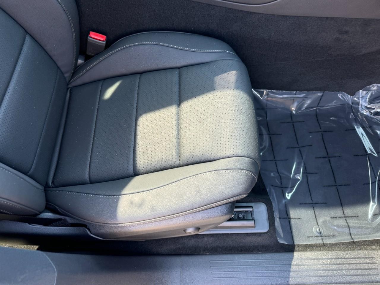 Mercedes-Benz GLE Vehicle Full-screen Gallery Image 19