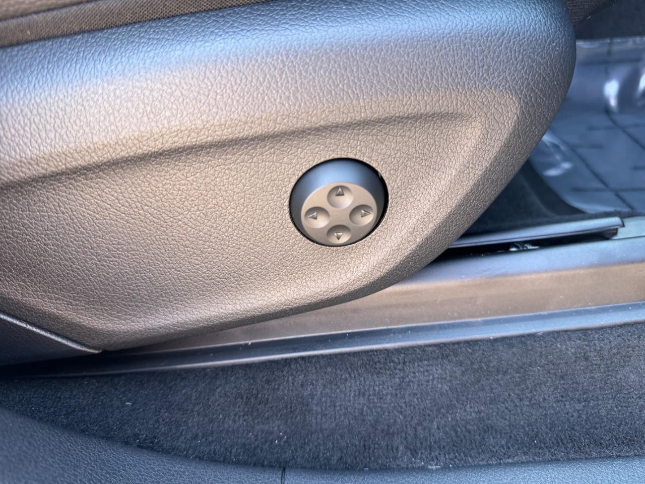 Mercedes-Benz GLE Vehicle Full-screen Gallery Image 20