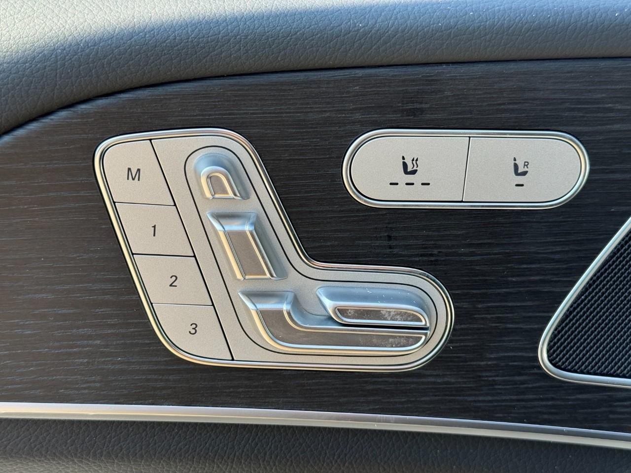 Mercedes-Benz GLE Vehicle Full-screen Gallery Image 24