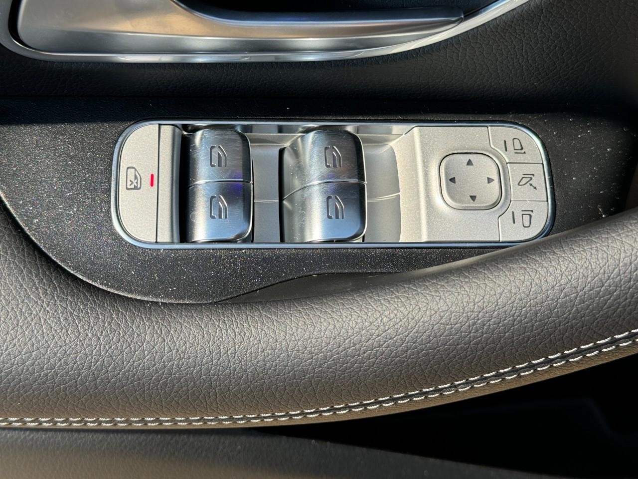 Mercedes-Benz GLE Vehicle Full-screen Gallery Image 26