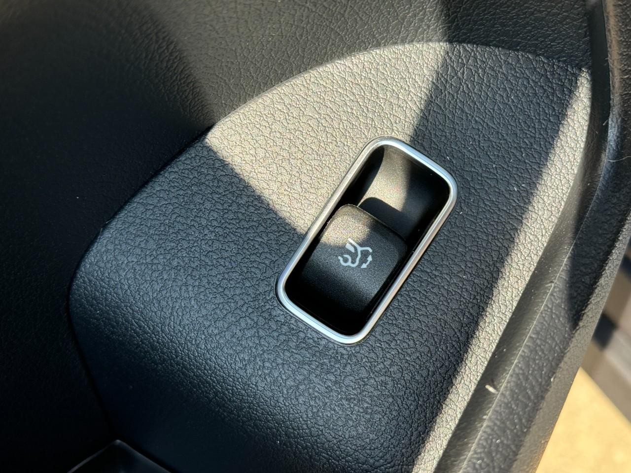 Mercedes-Benz GLE Vehicle Full-screen Gallery Image 27