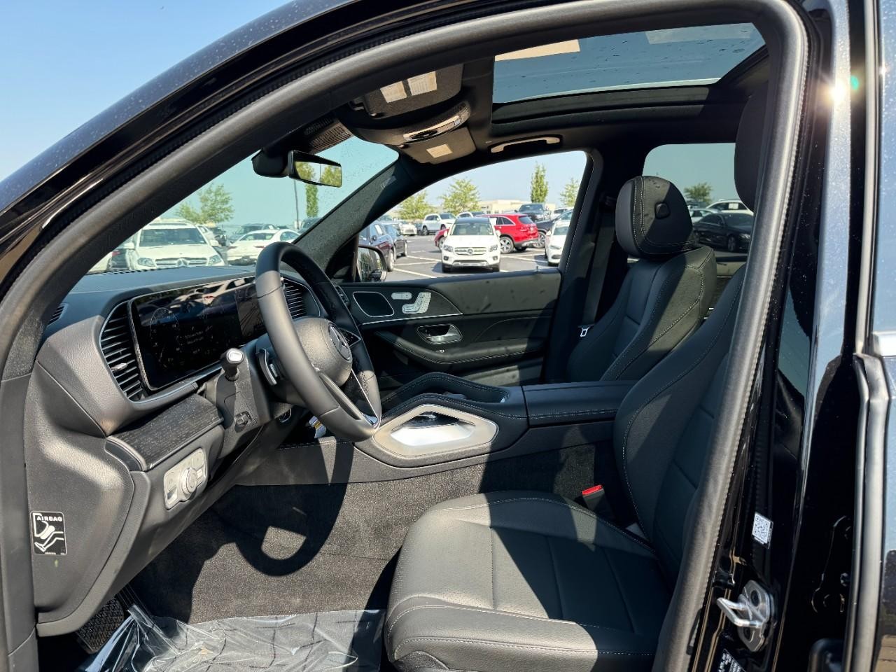 Mercedes-Benz GLE Vehicle Full-screen Gallery Image 28