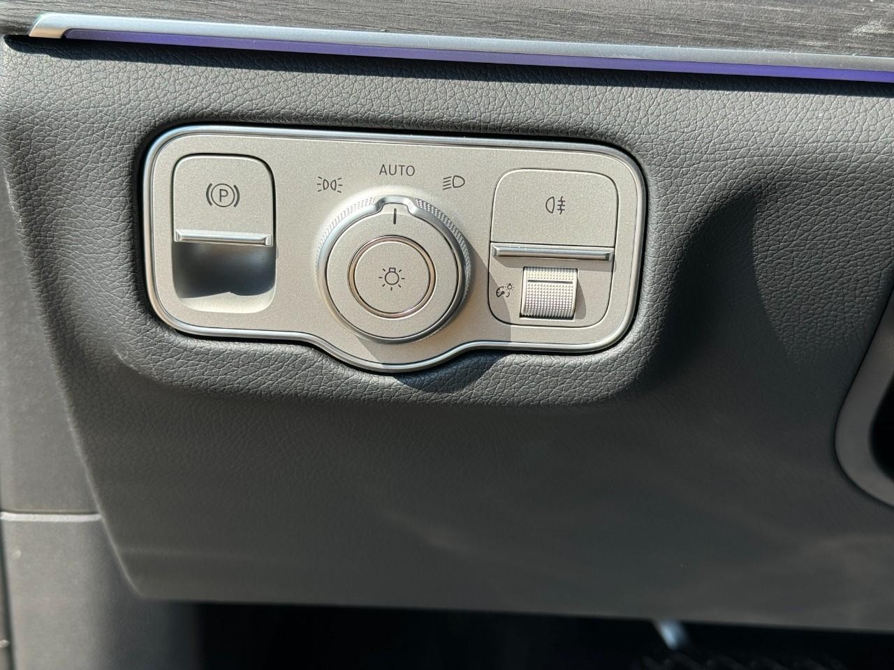 Mercedes-Benz GLE Vehicle Full-screen Gallery Image 30