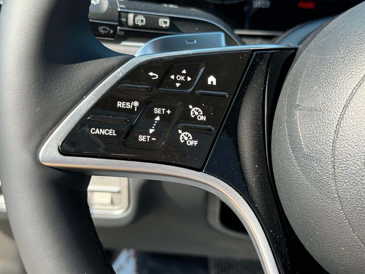 Mercedes-Benz GLE Vehicle Full-screen Gallery Image 31