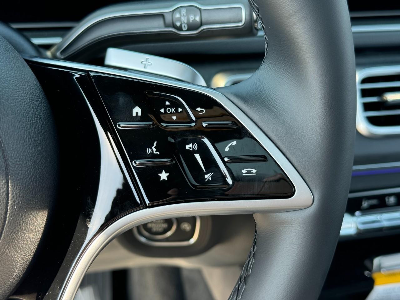 Mercedes-Benz GLE Vehicle Full-screen Gallery Image 32