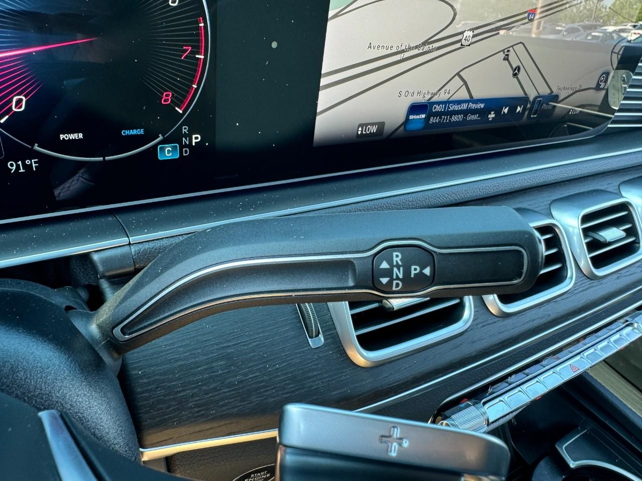 Mercedes-Benz GLE Vehicle Full-screen Gallery Image 34