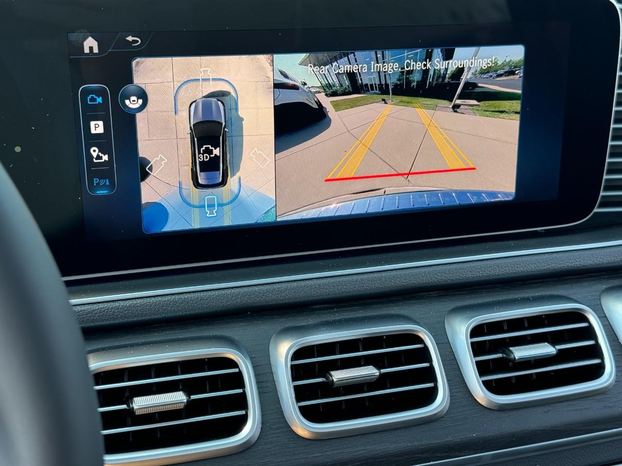 Mercedes-Benz GLE Vehicle Full-screen Gallery Image 35