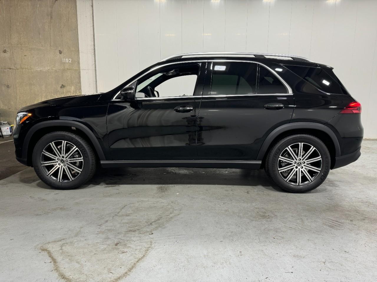 Mercedes-Benz GLE Vehicle Full-screen Gallery Image 2