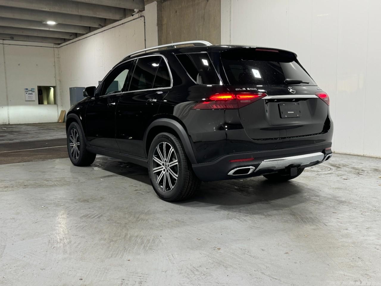 Mercedes-Benz GLE Vehicle Full-screen Gallery Image 3