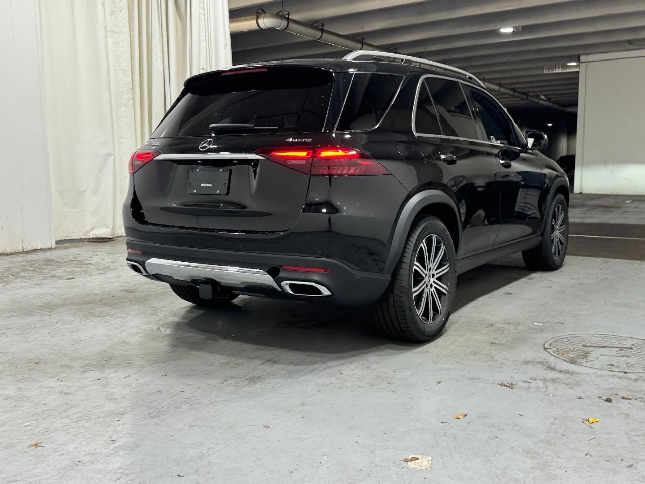 Mercedes-Benz GLE Vehicle Full-screen Gallery Image 4