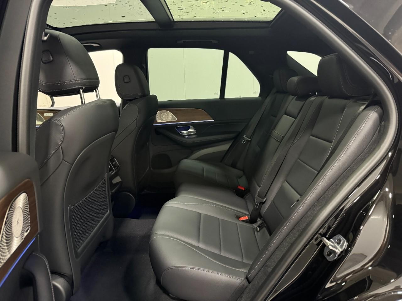 Mercedes-Benz GLE Vehicle Full-screen Gallery Image 8