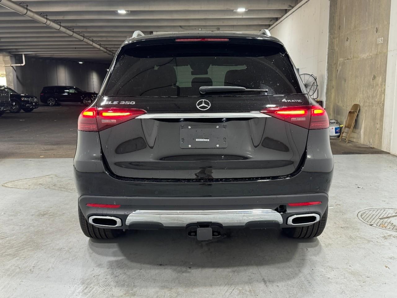 Mercedes-Benz GLE Vehicle Full-screen Gallery Image 9