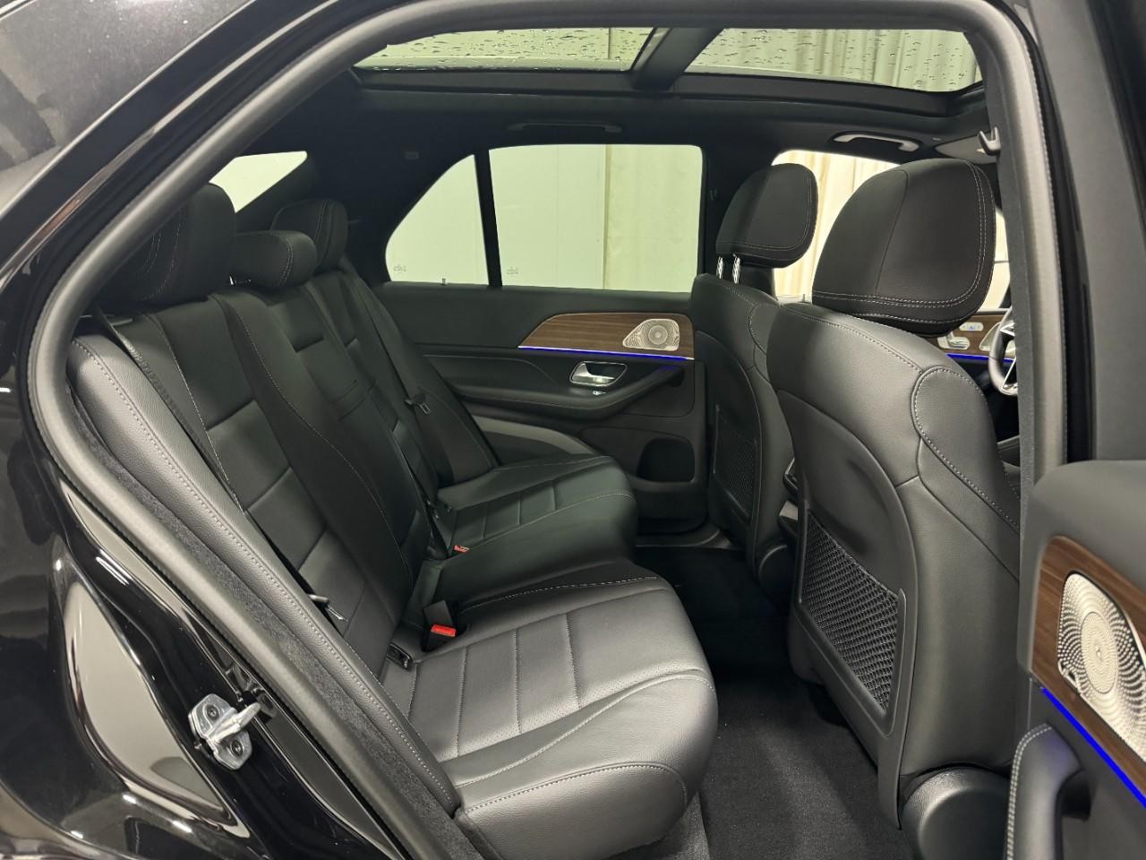 Mercedes-Benz GLE Vehicle Full-screen Gallery Image 10