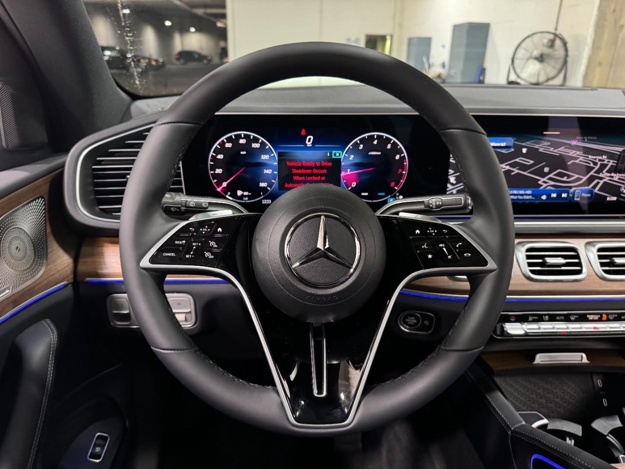 Mercedes-Benz GLE Vehicle Full-screen Gallery Image 13