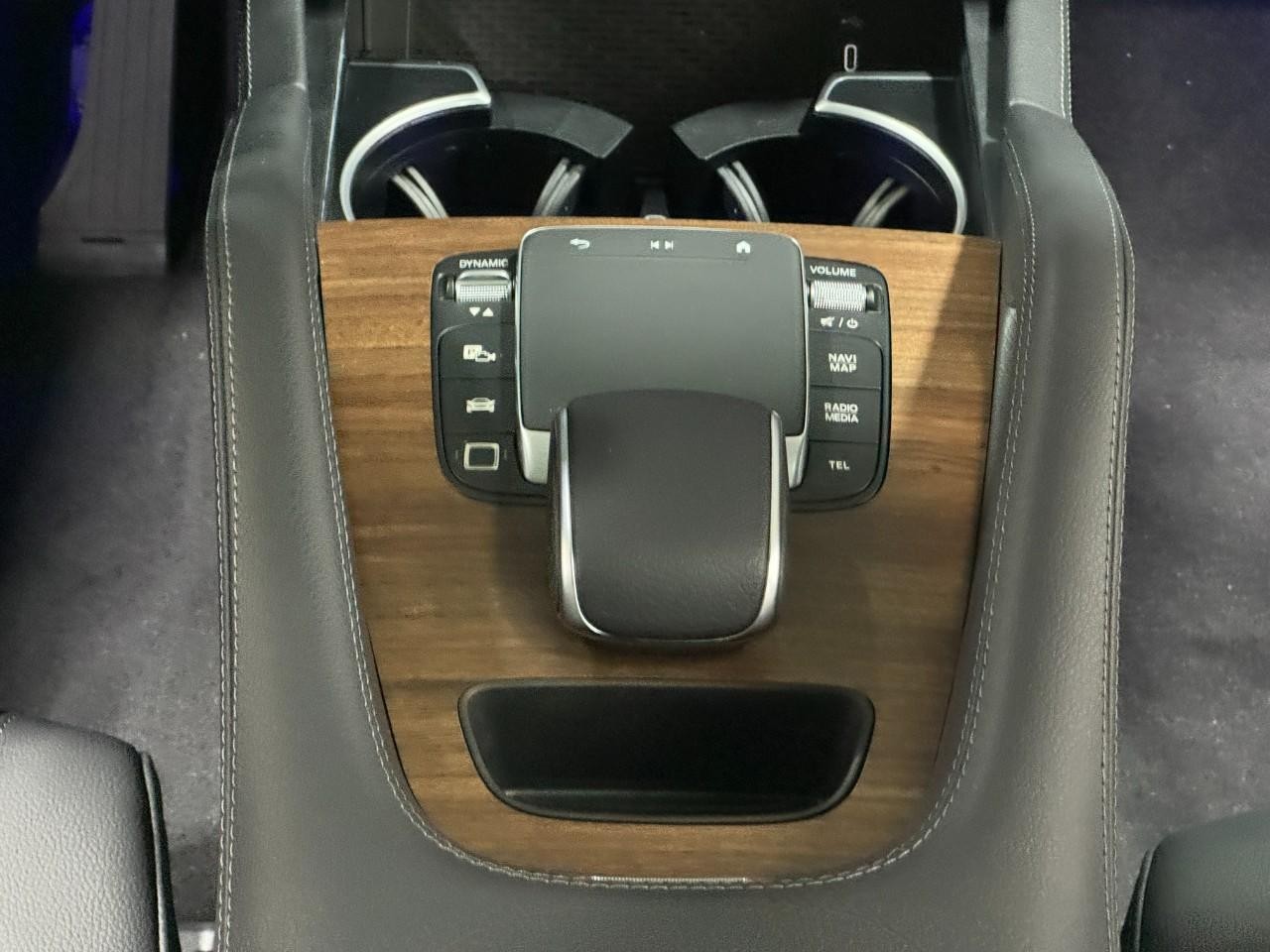 Mercedes-Benz GLE Vehicle Full-screen Gallery Image 16